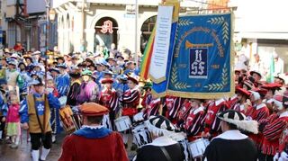 <p>Musikalisch ein ganz besonderes Vergnügen war der Zug der Fanfaren und Standartenträger durch die Straßen der Main-Tauber-Stadt. Gleichzeitig wurde auch die Standarte weitergereicht (linkes Bild).</p>