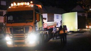 <p>Mit gedrosseltem Tempo schlängelte sich der Schwertransport in der Nacht auf Freitag durch Gerichtstetten. Auch ein Fernsehteam des SWR nutzte diese Gelegenheit für Aufnahmen.</p>