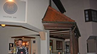 <p>Im Johanniterhof: Besim Abiti kümmert sich um die Gäste im neuen "Sol - vino y mas"</p>