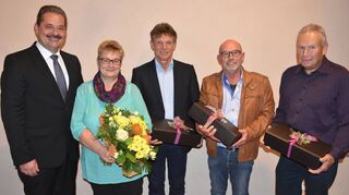 <p>Bürgermeister Ottmar Dürr (links) ehrte langjährige Mitarbeiter der Gemeinde Werbach (von links): Andrea Harter, Bernhard Bach, Manfred Müller und Michael Förter.</p>