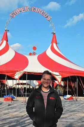 <p>Sascha Melnjak ist nicht nur der Gründer und Direktor des Heilbronner Weihnachts-circus, sondern auch Eigentümer und Chef des Zirkus Charles Knie. Während das Zelt in Bad Mergentheim aufgebaut wurde, erzählte er von seiner Karriere.</p>