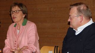 <p>Gabriele Kuby und Pfarrer Dr. Damian Samulski beim Vortrag über Kinder- und Jugenderziehung "Moderne Gesellschaftsentwürfe und die Neubesinnung auf christliche Werte" in Schönfeld.</p>