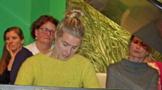 <p>Jazz-Pianistin Julia Kadel improvisierte im Atelier Johannes Schwab und versuchte, eine musikalische Brücke zu schlagen zu den in der Galerie ausgestellten Kunstwerken von Ottmar Hörl.</p>