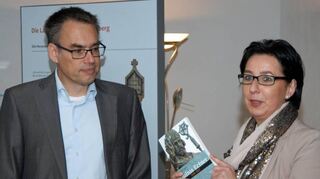 <p>Dr. Robert Meier referierte beim Grünsfelder Kulturverein über den Fürstbischof Julius Echter. Das Bild zeigt Robert Meier zusammen mit Christine Kastner, die Vorsitzende des Kulturvereins, die Meiers Buch vorstellte.</p>