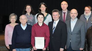 <p>Die Preisträgerin Elisa Grobowoj erhielt den Preis von Landrat Dr. Achim Brötel. Mit auf dem Bild sind Mitglieder des Kuratoriums der Bücherei des Judentums sowie Schulleiter Jochen Schwab und Heike Göhrig-Müller für das BGB.</p>