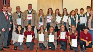 <p>Die geehrten Musiker mit Bürgermeister Jürgen Galm, Dirigent Eberhard Dörr, der Vereinsvorsitzenden Patricia Dörr sowie der stellvertretenden Vorsitzenden des Blasmusikverbandes Odenwald-Tauber-Bauland, Stefanie Menrath.</p>
