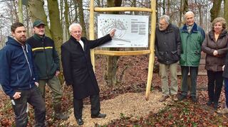 <p>Übergabe der Informationstafel am Ketterburgplatz: Im Bild von links Jonas Dastig (Wildpark), Revierförster Klemens Aubele, KTV-Vorsitzender André Kurtze, Dr. Carlheinz Gräter, Dr. Fritz Ulshöfer, Maria Günter und Verkehrsdirektor Kersten Hahn.</p>