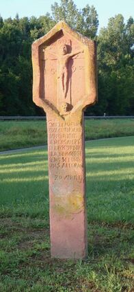 Der eher schlichte Bildstock aus Sandstein zeigt die Kreuzigung Jesu.