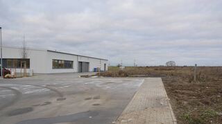 Von dieser Stelle aus am Wendehammer im Gewerbegebiet „Geißgraben II“ in Gerchsheim wird die Erschließungsstraße am bestehenden Firmengebäude vorbeiführen.