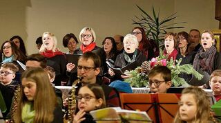 Gelungenes Zusammenspiel von „Sound of Joy“ und dem Blasorchester unter der Leitung von Achim Klein.