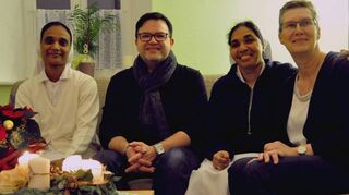 Schwester Amali, gerade zu Besuch aus Bretten, Karsten Hellinger, Oberin Stella und Heike Seyfried im neuen Zuhause der Schwestern in Angeltürn.