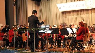 Unter der Leitung von Martin Heß präsentierte der Musikverein Seckach seinem Publikum ein unterhaltsames Weihnachtskonzert in der Seckachtalhalle. Das Orchester spielte neben Chorälen und klassischen Werken auch ein Medley bekannter Titelmelodien aus dem Fernsehen.