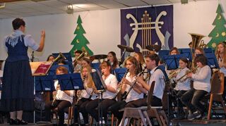 Die Trachtenkapelle, die Jugendkapelle (Bild) und die Musikschüler überzeugten mit ihrem Können die Zuschauer beim traditionellen Weihnachtskonzert des Musikvereins Höpfingen.