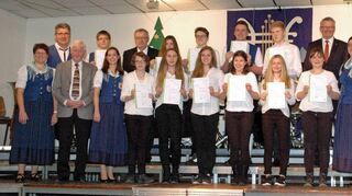 Im Beisein zahlreicher Ehrengäste erhielten die Jugendlichen ihr Jungmusiker-Leistungsabzeichen in Bronze. Sechs Monate hatten sie sich auf die verschiedenen Prüfungen vorbereitet.