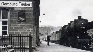 Der Bahnhof Gamburg 1958: Einfahrt eines Personenzuges aus Wertheim – auf dem Bahnsteig Vorstand Wilhelm Drach.