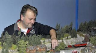 29.12.17 Die Modellbahnwelt Odenwald in Fuerth/Odenwald ist mit ueber 2300 qm Flaeche, 9.000 m Gleisen und ca. 400 Zuegen die groesste H0-Schauanlage in Sueddeutschland und ein Paradies fuer grosse und kleine Kinder und Erwachsene. Hier Chef Michael Schuhmacher in Aktion