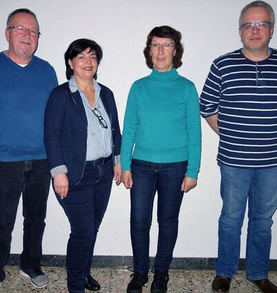 Udo Leukert (rechts) wurde neuer zweiter Vorsitzenden. Roland Baumann wurde als Vorsitzender bestätigt (links), ebenso wie Kassiererin Elfriede Göbel (Zweite von links) und Schriftführerin Jeanette Löhnig.