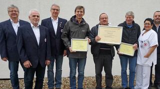 Hettingens DRK begrüßte und beglückwünschte den 15 000. Blutspender. Das Bild zeigt (von links) Hans Molzer, Willi Schmidt und Harald Kreuter, Vorsitzende der DRK-Gruppe Hettingen und Aktionsleiter, die Spender Kurt Ehmann (Hettingen, 14 999 Blutspenden), Peter Kaufmann (15 000) und Willi Weismann (15 001), beide aus Hainstadt, Schwester Cornelia Schick vom Blutspendeteam Mannheim und den stellvertretenden Hettinger Ortsvorsteher Rainer Mackert.