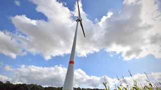 Der Betrieb der Windkraftanlage „Orlach 6“ bei Braunsbach (Landkreis Schwäbisch Hall) wurde vom Verwaltungsgerichtshof Baden-Württemberg untersagt, weil sie unweit eines Brutwaldes für den geschützten Rotmilan steht.