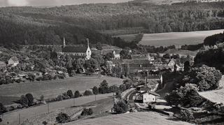 Bahnhof, Bahnwartstation und Kloster Bronnbach im Jahr 1948.
