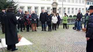 Zahlreiche Bürgerinnen und Bürger aus der Stadt und den Stadtteilen gedachten am Samstagvormittag beim Mahnmal für die ermordeten ehemaligen jüdischen Mitbürger den Opfern des Nazismus. Hartwig Behr (vorne links, mit Hut) sowie OB Udo Glatthaar (links) machten in ihren Ansprachen deutlich, dass niemals vergessen werden dürfe, was damals in deutschem Namen geschah.