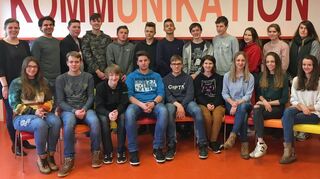 Die erste EuroKom-Prüfung an der Gemeinschaftsschule Külsheim legten die Lernpartner aus Lerngruppe 10 mit den beiden Englischlehrkräften F. Riegler und H. Sommer (stehend links) erfolgreich ab.