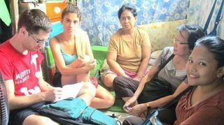 Bewerbungsgespräch zu Hause: Tobias Berberich, seine Frau Karin, die Mutter der Bewerberin, eine ehrenamtliche Helferin vor Ort und die Bewerberin (von links). Die Familie lebt auf acht Quadratmetern.