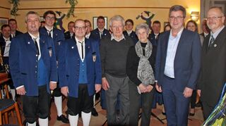 Mit einem Ständchen und einer Gratulationscour ehrten die Gemeinde und die Trachtenkapelle Höpfingen Andreas Steinbach zu seinem 90. Geburtstag. Bürgermeister Hauck lobte die Verdienste Steinbachs für die Dorfgemeinschaft und Vorsitzender Elmar Kaiser würdigte den großen Anteil des Ehrenmitglieds am Wachsen und Gedeihen der Musikkapelle.