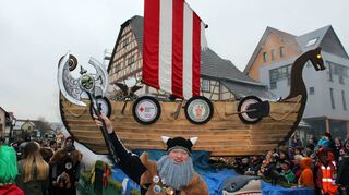Auch große Motivwagen, wie das Wikingerschiff aus Pülfringen, gehörten zum Fastnachtsumzug am Samstag in Königheim.
