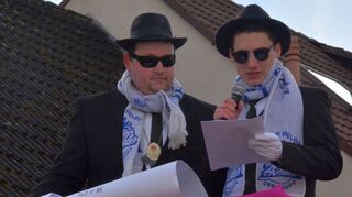 Erstmals traten Benni Ambach (links) und Fabian Bayer am Narrenbrunnen als Auguste in der hängenden Bütt auf. Da ihnen die Kostüme ihrer Vorgänger nicht passten („Wir sind zu klein“) kreierten sie kurzerhand ihr eigenes Outfit.