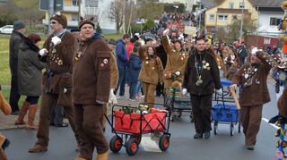 Die Rootzengruppe feiert 2018 ihr 30-jähriges Bestehen. Sie führte traditionell wieder den Rosenmontagsumzug gestern in Oberlauda an, dem sich weitere Fußgruppen, darunter auch aus Lauda, anschlossen.