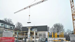 <p>Der neue Anbau am Eckenberg-Gymnasium in Adelsheim nimmt Gestalt an. Schulleiter Meinolf Stendebach hofft, das Schulfest 2012 in den neuen Räumen feiern zu können. Die Maßnahme kostet insgesamt 3,5 Millionen Euro.</p>