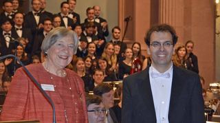 Mit dem Hauptpreis der Münchner Stiftung Bücher-Dieckmeyer wurde Professor Matthias Beckert, Dirigent des Monteverdichors Würzburg, von Stifterin Ingrid Bücher ausgezeichnet.
