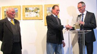 Die erste Ausstellung 2018 in der FabrikGalerie Lauda zeigt „Paintings of Nature“ Experimentelle Fotografie von Detlef Settelmeier (Mitte), rechts Geschäftsführer von Lauda Scintific, Dr. Ulf Reinhardt, links Norbert Gleich.