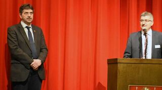 Flankiert von den Bürgermeistern Volker Rohm und Adalbert Hauck begrüßte Zeag-Geschäftsführer Harald Endreß (Mitte) die Gäste in der Erftalhalle.