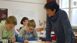 Die Zungenbrecher-Übung, die Atsuto Betsui den Japanisch-Schülern im Siebold-Gymnasium Würzburg heute präsentiert, ist ganz schön kniffelig.