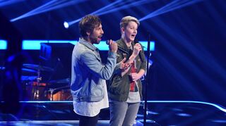 Mit seinem Song „O Mio Babbino Caro“ von Puccini erntet Julian aus Wertheim in der dritten „Blind Audition“ von „The Voice Kids“ Standing Ovations. Das Bild zeigt ihm im Duett mit Max Giesinger.