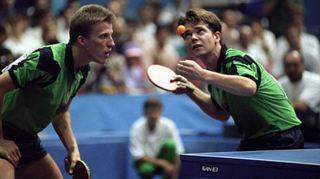 Neben der Weltmeisterschaft 1989 war die Olympische Silbermedaille 1992 in Barcelona an der Seite seines Doppelpartners Jörg Roßkopf der größte Erfolg in der Karriere von Steffen „Speedy“ Fetzner (rechts).