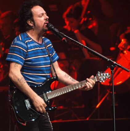 Steve Lukather in Aktion bei „Rock meets Classic“. Die Show mit Orchester habe er „wegen dem Spaß und dem Geld“ gemacht, sagt der Gitarrist.