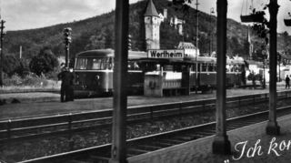 Der Schienenbus macht im Wertheimer Bahnhof Station – die Postkarte aus dem Jahr 1956 ist mit dem Hinweis „Ich komme“ versehen.