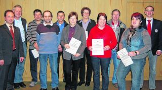 <p>Für ihr stilles und selbstloses Tun wurden engagierte Blutspender aus Assamstadt von Bürgermeister Joachim Döffinger (links) und Achim Stumpf von der DRK-Ortsgruppe (rechts) bei der Sitzung des Gemeinderats ausgezeichnet.</p>