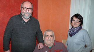 Willibald Heilig (links) und Heidrun Fischer (rechts) verabschiedeten Werner Schmieg, der jahrelang als Platzwart tätig war und das Sportheim zu einem beliebten Treffpunkt etabliert hat.