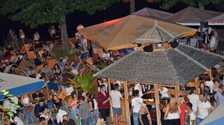 Ob es auch in diesem Jahr möglich sein wird, wie auf diesem Archivbild, im „Wertheimer Beach Club“ am Stadtstrand zu chillen, ist derzeit noch offen.