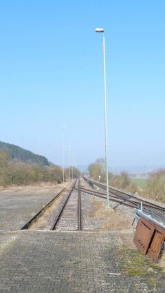 Blick von der Verladerampe in Richtung Hochhausen. Am rechten Bildrand kann man die Ladebrücken für die Kfz-Verladung erkennen.