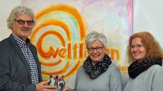 Weltladen und Gesangsoase haben 500 Euro an die Taubertäler Hilfsgemeinschaft übergeben. Das Bild zeigt (von rechts) Claudia Bähr (Gesangsoase), Birgit Zagatta (Weltladen) und Jürgen Schmitt (Taubertäler Hilfsgemeinschaft).