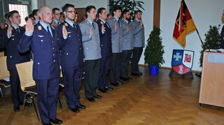 30 Rekruten des in der Nibelungenkaserne stationierten Logistikbataillons 461 legten am Donnerstag das feierliche Gelöbnis ab. Rechts im Bild der Bataillonskommandeur Oberstleutnant Christoph Werle.