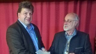 Eine besondere Ehrung gab es bei der Kreishauptversammlung der Schützen in Adelsheim. Das Bild zeigt Kreisschützenmeister Werner Mächtel (rechts) und Armin Schweizer bei der Ehrung.