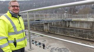 Im Denitrifikations- und den darauffolgenden Belebungsbecken bauen die Mikroorganismen Ammoniumstickstoff, Nitrat und Kohlenstoffe ab.