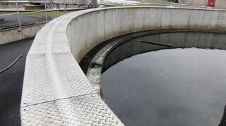 Das Nachklärbecken ist die letzte Station: Das klare, gereinigte Wasser kann nun oben über eine Rinne abfließen und über einen Vorfluter dem Main zugeführt werden.