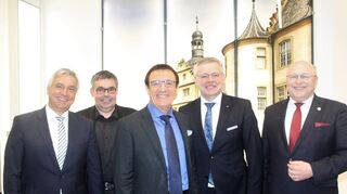 Erfreut über die Einweihung der grundlegend umgebauten Hauptgeschäftsstelle der Volksbank Main-Tauber am Marktplatz in Bad Mergentheim zeigten sich (von rechts) Oberbürgermeister Udo Glatthaar, Vorstandsvorsitzender Michael Schneider, MdL Professor Dr. Wolfgang Reinhart, Architekt Oliver Baumheier und Lothar Völkle, Vertriebsdirektor des DG-Verlags.